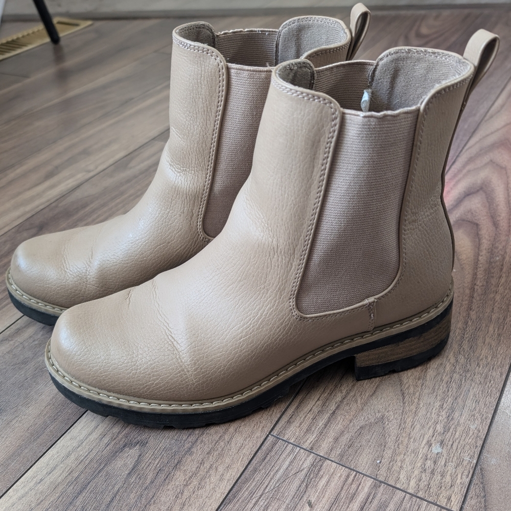 Universal Thread Chelsea Boot size 8.5